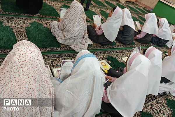 برپایی محفل انس با قرآن و قرائت سوره مبارکه فتح در مدارس شهرستان فیروزکوه