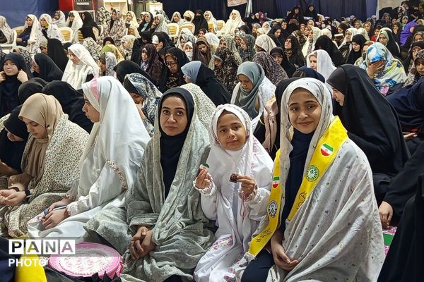 حضور پرشور فرهنگیان و دانش‌آموزان در مصلی نسیم شهر