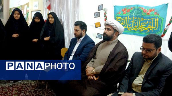 بازدید مدیر ارتباطات اتحادیه انجمن های اسلامی دانش آموزان از نمایشگاه مدرسه انقلاب در قم