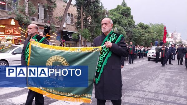 کاروان عزاداری شهیدان خدمت در خیابان‌های شهر اراک