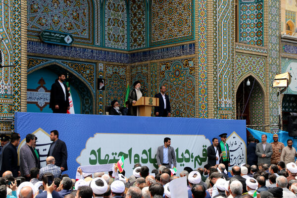 حضور پرشور نوجوانان قمی در آیین استقبال از رئیس جمهوری 