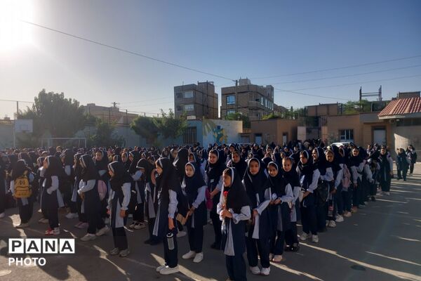 آغاز ماه‌ مهر و دیدار مجدد دانش‌آموزان و معلمان در مدرسه عزیزالله پزشکی ۲