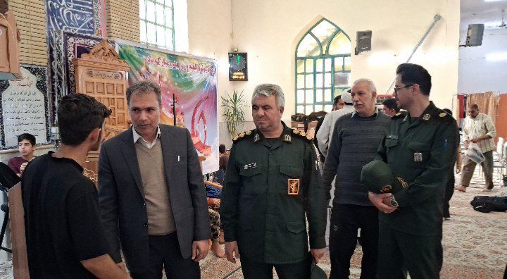 بازدید مسئولین بسیج دانش آموزی کاشمر از معتکفین مسجد جامع