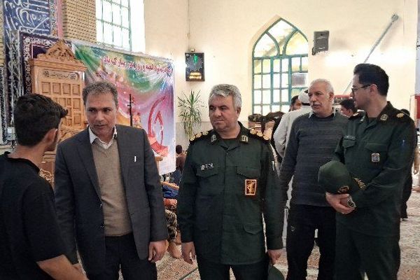 بازدید مسئولین بسیج دانش آموزی کاشمر از معتکفین مسجد جامع