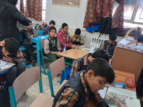 توزیع شیر گامی برای سلامت و نشاط دانش‌آموزان در دبستان شهید پسندیده فدافن 