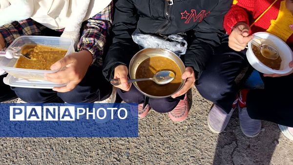 تهیه و توزیع نذری عدسی بین دانش آموزان دبستان فاطمه زهرا(س)