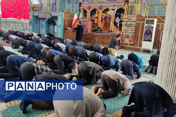 اقتدار مردم در صفوف نماز جمعه لردگان 