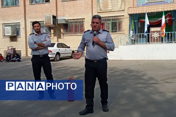 حضور‌ آتش نشانان شهر قدس در دبیرستان فرزانگان