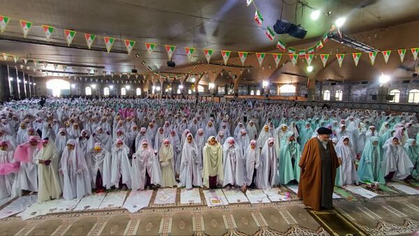 نماز جماعت انسجام‌بخش جشن تکلیف دختران بویراحمدی