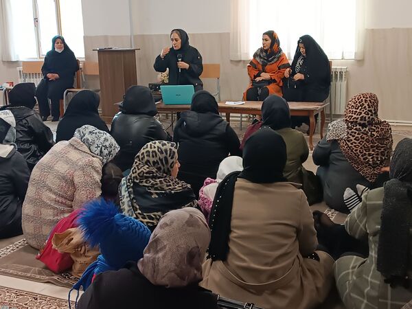 برگزاری کلاس آموزشی با محوریت هویت یابی در دبیرستان دخترانه نور اردبیل