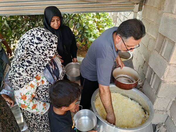 پخت و توزیع نذری در روز تاسوعای حسینی روستای حسن آباد داراب استان فارس