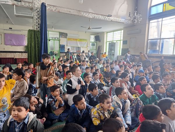 مسجد حسین‌بن‌علی (ع) میزبان لبخند دانش‌آموزان در جشن میلاد دو امام