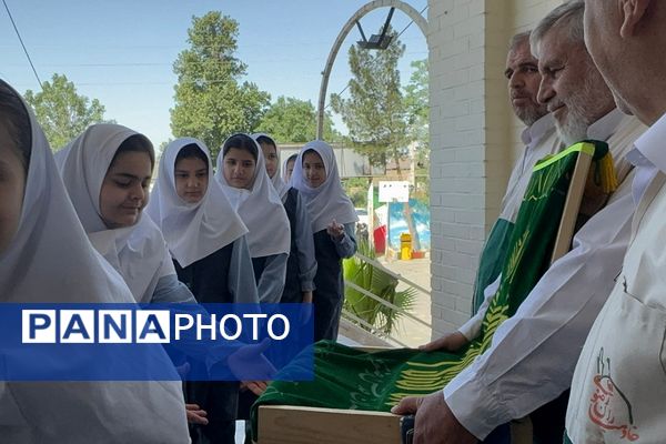 عطر حرم رضوی در دهه کرامت؛ پرچم متبرک امام رضا (ع) در مدرسه سمیه و شاهد فرهنگ