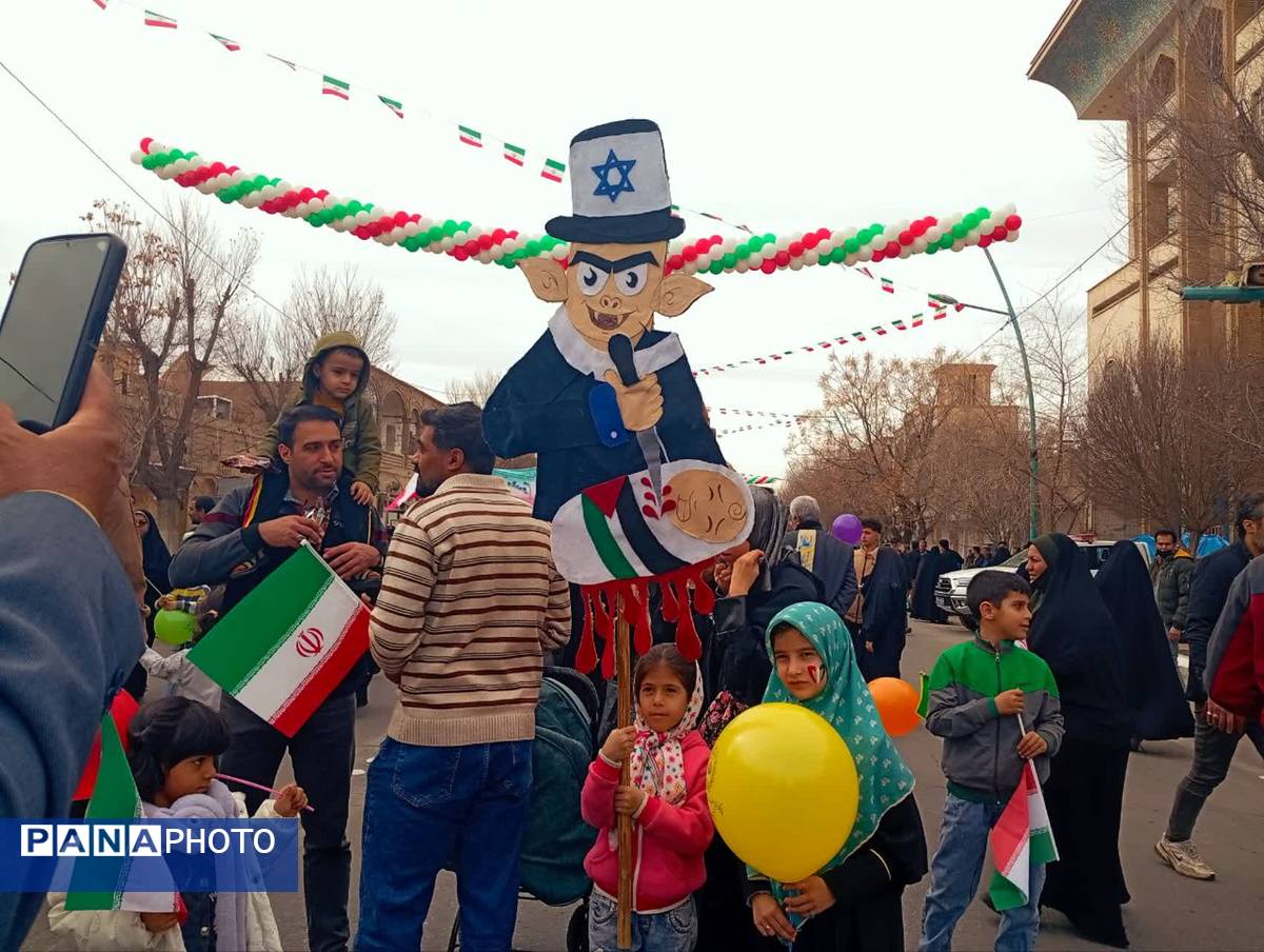 جلوه‌هایی از حضور پرشور دهه نودی‌ها در راهپیمایی ۲۲ بهمن در یزد