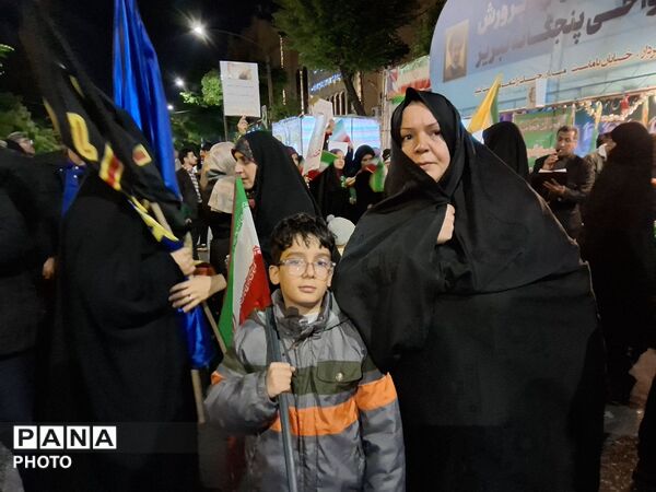 غرفه جهادی آموزش و پرورش ناحیه ۴ تبریز با حضور معلمان فعال علمی و فرهنگی، در میدان ساعت تبریز