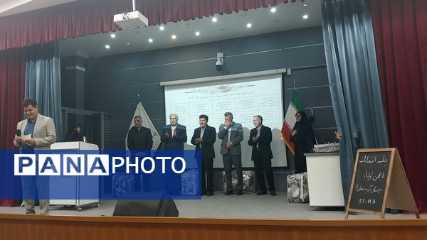 جلسه انجمن اولیا و مربیان در دبیرستان دوره دوم آرمینه مصلی نژاد