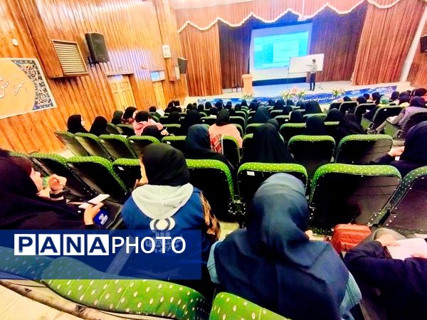 نشست کارشناسان سازمان دانش‌آموزی و دانش‌آموز خبرنگاران در سازمان دانش‌آموزی استان چهارمحال‌وبختیاری