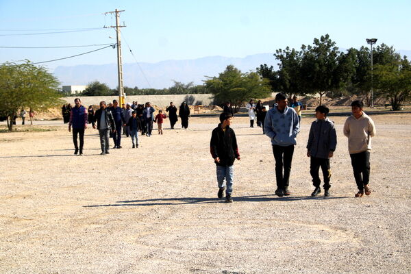 پیاده روی خانوادگی در روستای چاهکوتاه شهرستان بوشهر
