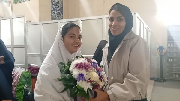استقبال خانواده‌های یزدی از فرزندان معتکف در پایان سه روز بندگی
