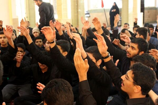 عزاداری دانش‌آموزان برای حضرت زهرا (س) در کنار مزار شهید گمنام
