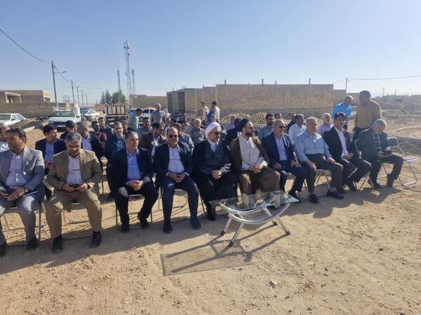 آیین کلنگ زنی پروژه آموزشی ۹ کلاسه هوشمند خیری روستای بهادران مهریز