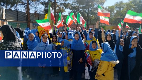 حضور پرشور دانش آموزان در راهپیمایی ۱۳ آبان ماه 