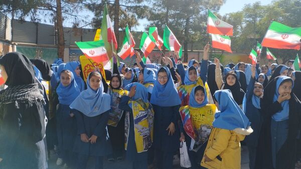 حضور پرشور دانش آموزان در راهپیمایی ۱۳ آبان ماه 
