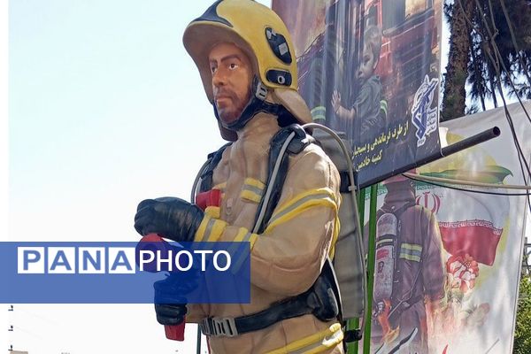 قدردانی دانش‌آموزان ورامینی از آتش‌نشانان در روز ملی آتش‌نشانی