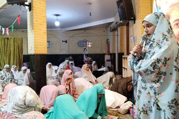 ورود دانش‌ آموزان دختر ناحیه دو شهرری به مراسم معنوی اعتکاف 