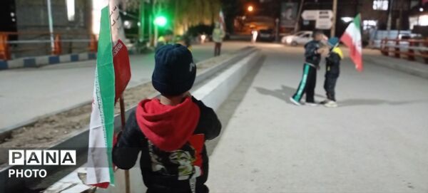 زن و مرد و پیر و جوان این شب ها در اجتماعات خیابانی شهر بار 