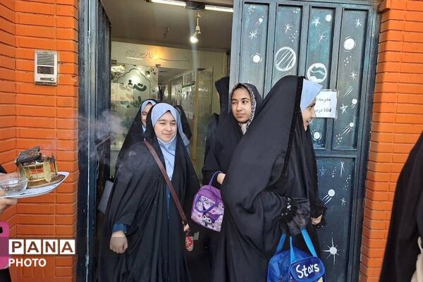 غبارروبی مساجد به مناسبت آغاز ماه مبارک رمضان توسط دانش‌آموزان ناحیه دو شهرری 