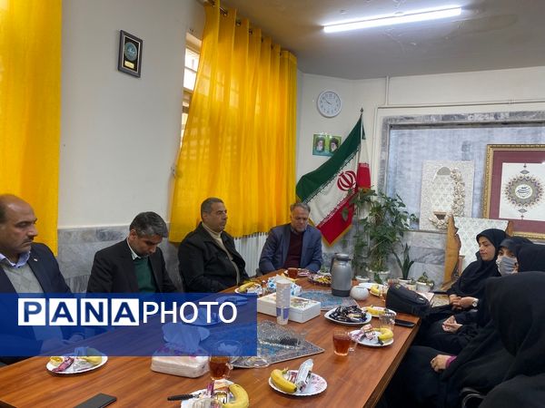 تقدیر از مشاور هنرستان مهدیزاده نیا ناحیه هفت مشهد