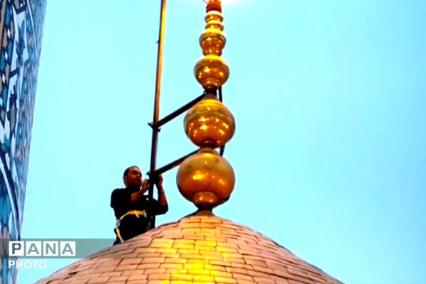 آیین اهتزار پرچم عزای سیدالشهدا (ع) در شب اول ماه محرم در حرم حضرت عبدالعظیم (ع) شهرری 