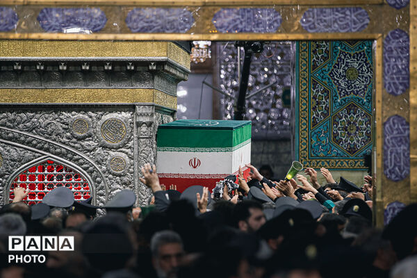 طواف پیکر رهبر شهید انقلاب بر گرد ضریح مطهر امام رضا علیه‌السلام