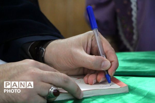 محفل نویسنده کتاب «فرمانده سری» در یزد