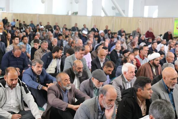 حضور با شکوه دانش‌آموزان و فرهنگیان در مراسم پر فیض نماز جمعه آباده در آستانه روز دانش‌آموز