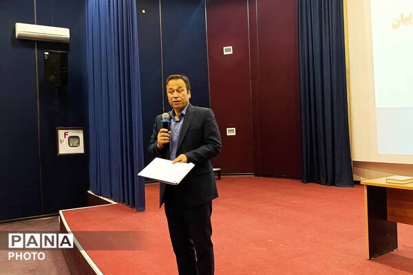 نشست مجمع عمومی انجمن اولیا و مربیان در دبیرستان نمونه دولتی ۹ دی