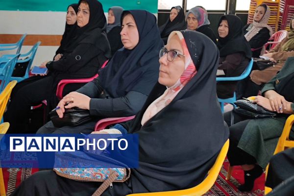 برگزاری جلسه آموزش خانواده در دبیرستان شاهد شهید قاسم سلیمانی