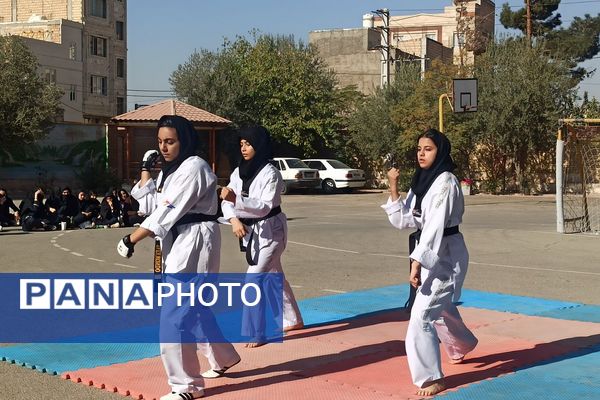 برگزاری برنامه های شاد و متنوع به مناسبت هفته تربیت بدنی در دبیرستان فضیلت شاهد