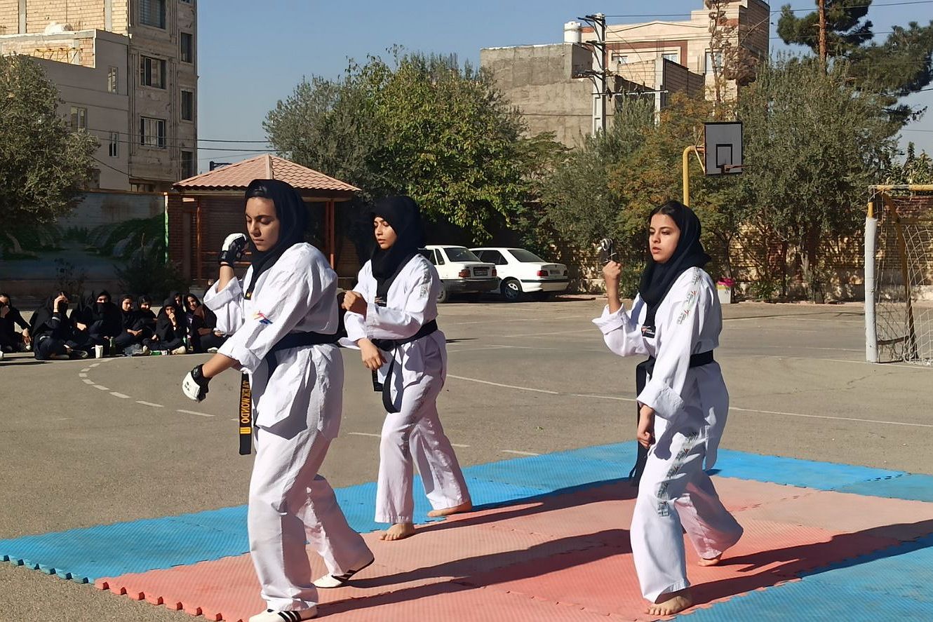 برگزاری برنامه های شاد و متنوع به مناسبت هفته تربیت بدنی در دبیرستان فضیلت شاهد