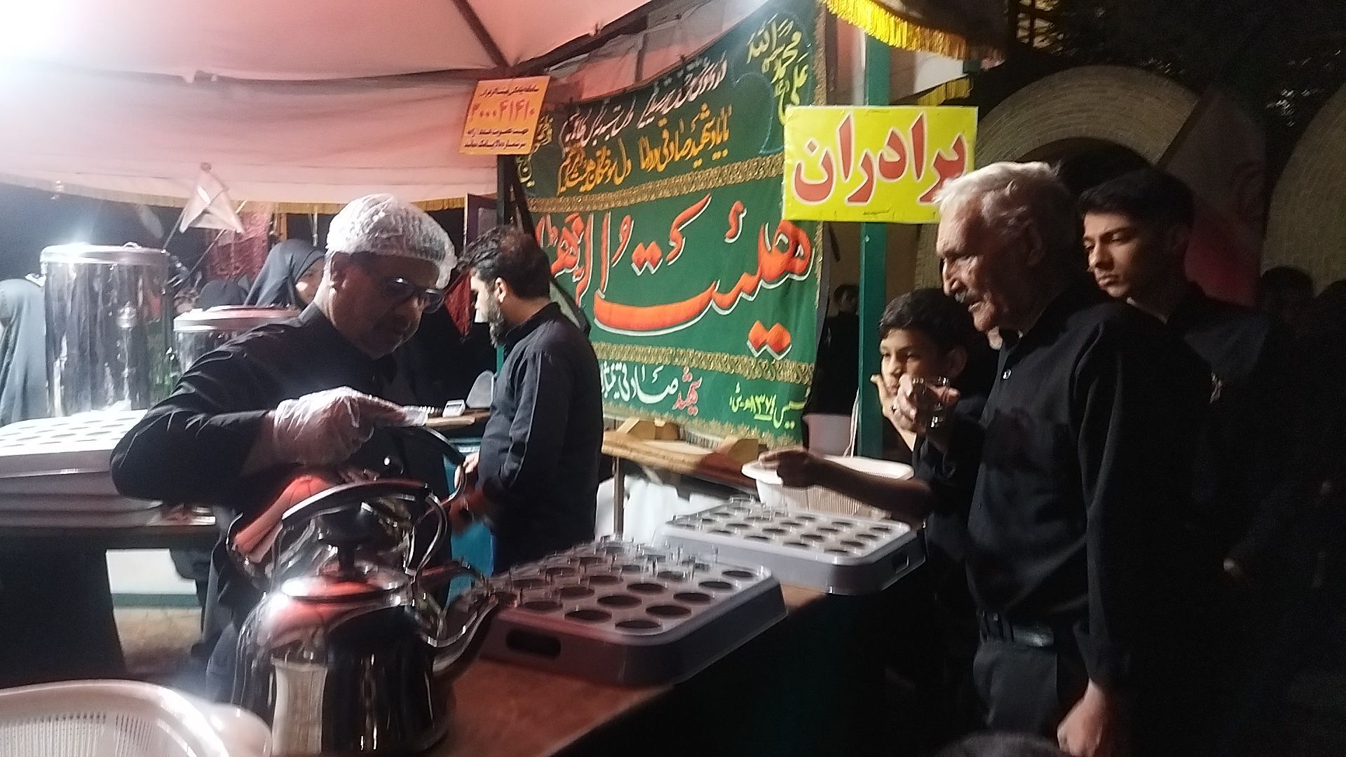 چایخانه هیئت الزهرا در شب تاسوعای حسینی 