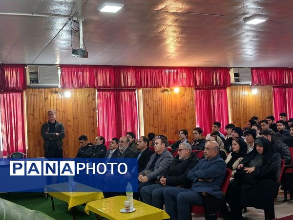 مراسم تقدیر از نفرات برتر دبیرستان نمونه‌ شهدای‌ سلمانشهر عباس‌آباد