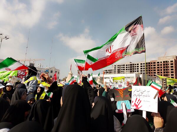 حضور پر شور دانش آموزان  در راهپیمایی ۱۳ آبان 