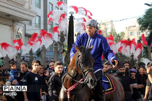 ورامین بار دیگر در سوگ اسارت؛ کاروان نمادین کربلا در خیابان‌های ورامین به حرکت درآمد