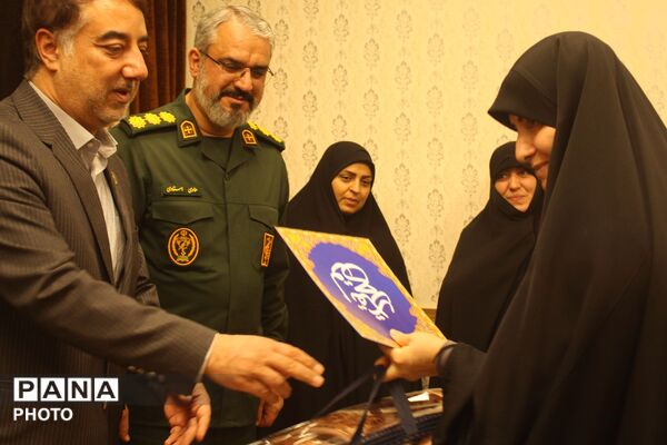 دیدار نماینده ولی فقیه و فرمانده سپاه همدان با خانواده شهدا