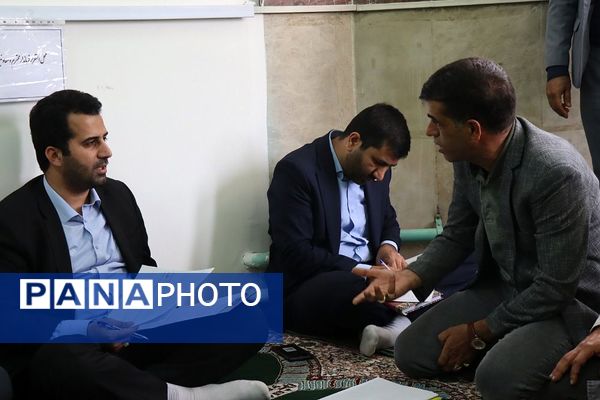 میز خدمت ویژه فرهنگیان در شهرستان پاکدشت به‌مناسبت گرامیداشت هفته معلم 