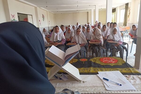 محفل انس با قرآن در مدارس رودهن به یاد سیدحسن نصرالله 