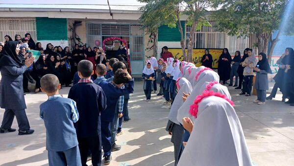  جشن‌ شکوفه‌ها‌ در‌ دبستان‌ شهید‌ دیالمه‌