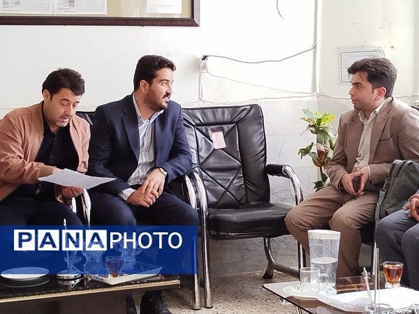 بازدید معاون پرورشی و تربیت بدنی آموزش و پرورش کاشمر از دبیرستان امام حسین (ع) 