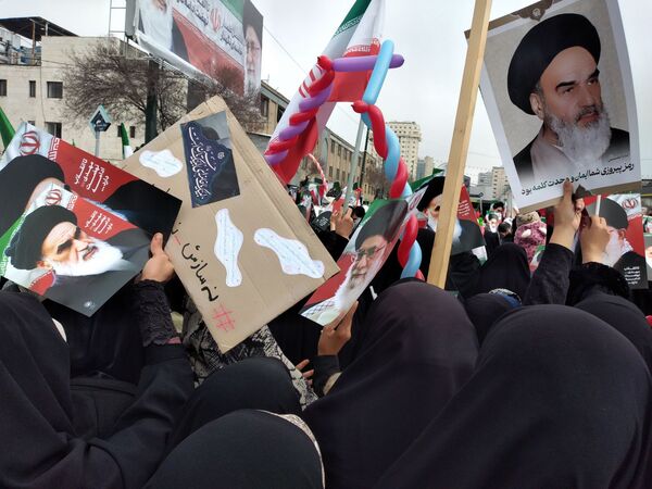 حضور دانش‌آموزان مدرسه شاهد ارض اقدس ناحیه ۳ در راهپیمایی ۲۲ بهمن